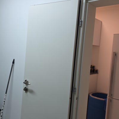 דלת פתוחה עם ידית מתכת וחדר פנימי