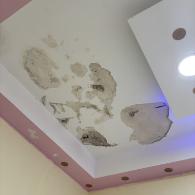תקרה עם כתמי רטיבות ונזקי מים
