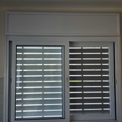 חלון אלומיניום עם תריסים אופקיים