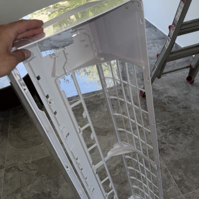 חלק פלסטיק של מזגן על רקע רצפה ולדר
