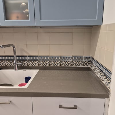 כיור מטבח עם אריחים מעוצבים וברז כסוף