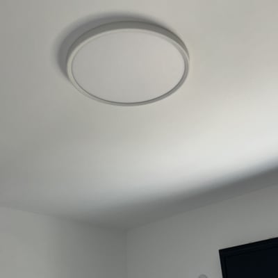 תאורה עגולה מותקנת בתקרה לבנה
