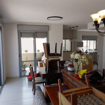 חדר עם רהיטים מוערמים, ללא סימני צביעה או כלים.