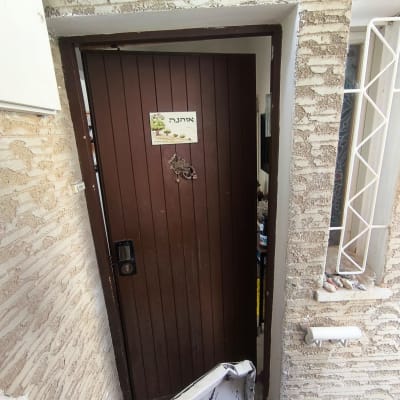 דלת חומה עם שלט קטן בכניסה לבית