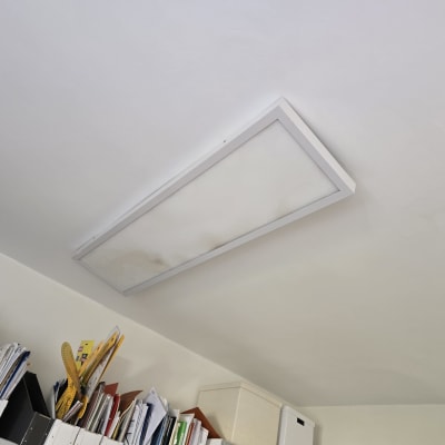 תאורת תקרה מלבנית עם סימני רטיבות