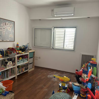 מזגן מותקן על קיר מעל חלון בחדר ילדים