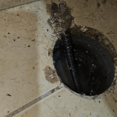 צינור ביוב עם לכלוך ופסולת