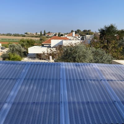 גג פלסטיק גלי מותקן על מבנה