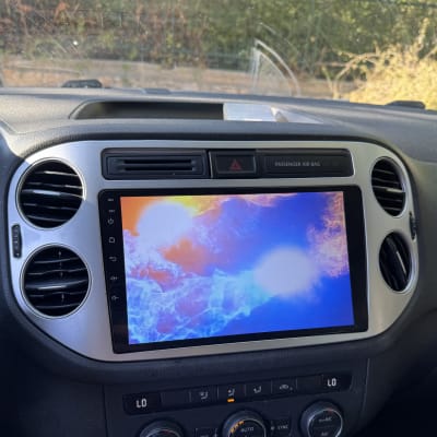מערכת מולטימדיה ברכב עם מסך צבעוני