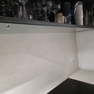 מדף עם כוסות זכוכית וכלים במטבח מודרני