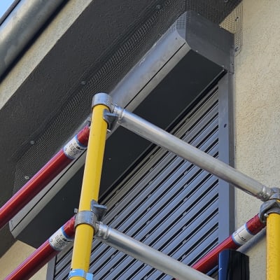 רשת מתכת מותקנת למניעת כניסת יונים