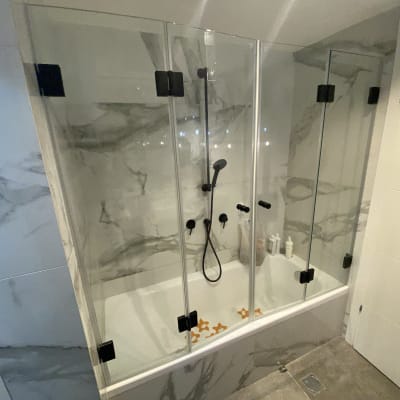 מקלחון זכוכית עם ברזים ומוצרי רחצה