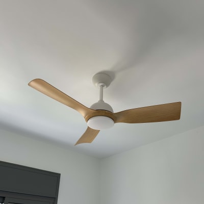 מאוורר תקרה מותקן בחדר עם קירות לבנים