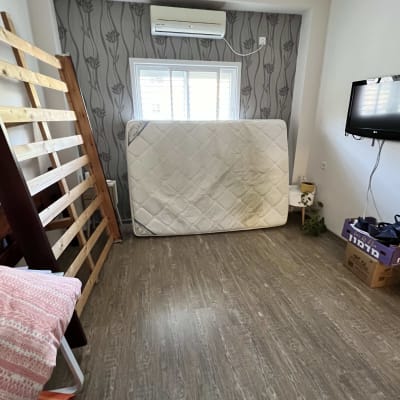 מזרן עומד, מסגרת מיטה מפורקת, קופסאות קרטון