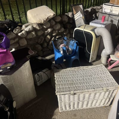 ערימת חפצים הכוללת צעצועים, רהיטים וציוד ביתי.