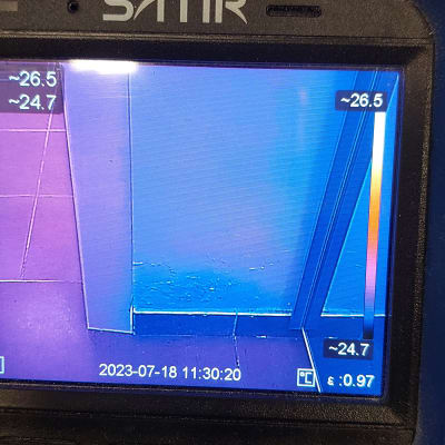 מד חום תרמי מציג טמפרטורות על קיר