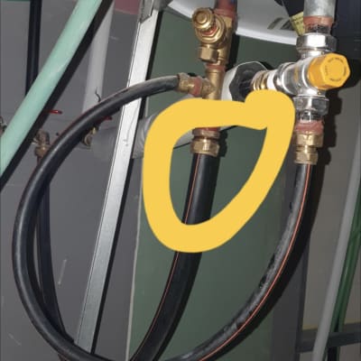 צינורות מים וברזים מתחת לדוד חימום