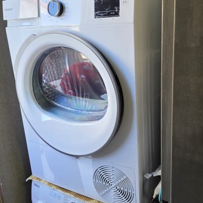 מכונת כביסה ומייבש כביסה מותקנים זה על זה