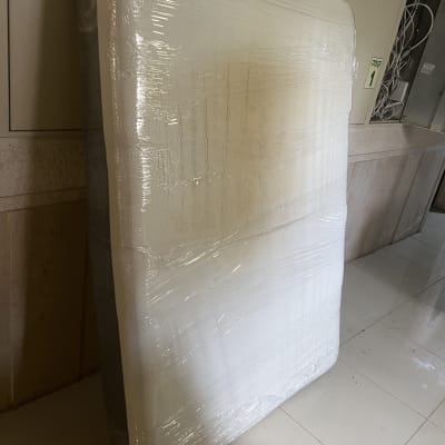 מזרן עטוף בניילון מוכן להובלה