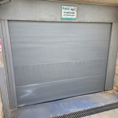 שער חשמלי עם שלטים ואמצעי בטיחות