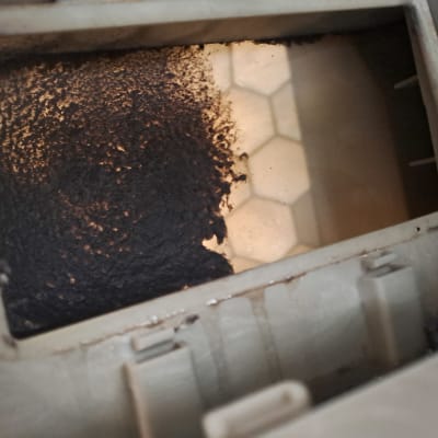 תא פלסטיק עם כתמים כהים על משטח פנימי