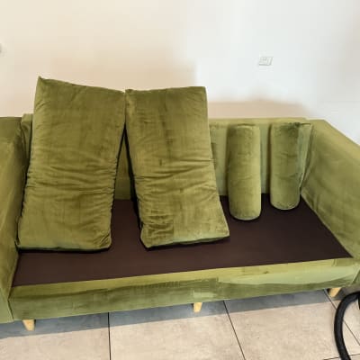 ספה ירוקה עם כריות לאחר ניקוי