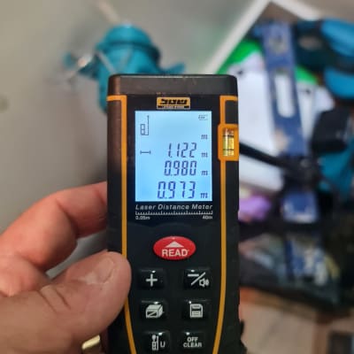 מד מרחק לייזר עם תצוגת מדידות