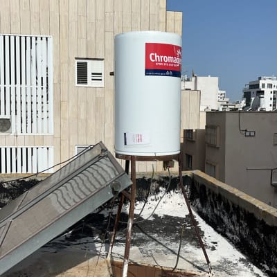 דוד שמש על גג עם קולטים סולאריים