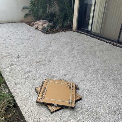 ארגזי אריחים מונחים על חצץ בחצר