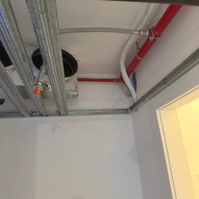 צינורות ומערכות כיבוי אש בתקרה