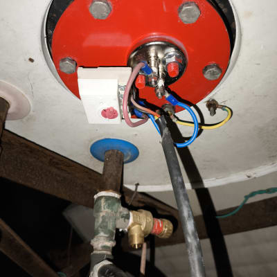 חיבורים חשמליים וצנרת בדוד שמש