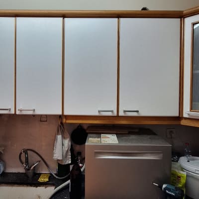 מטבח עם ארונות, כיור, ומקדחה על השיש