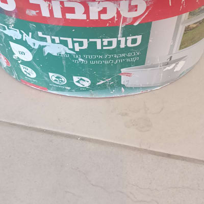 דלי צבע אדום עם כיתוב בעברית