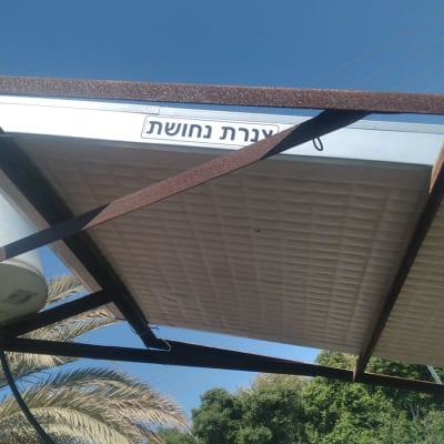 דוד שמש עם צנרת נחושת על גג