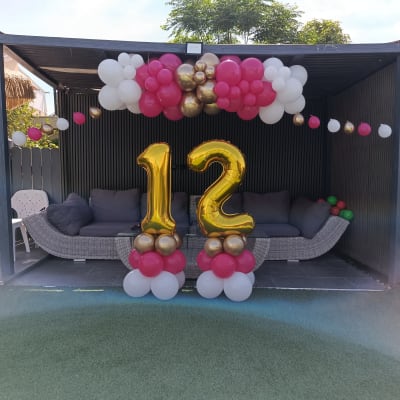 קישוט בלונים עם מספר 12 בגינה