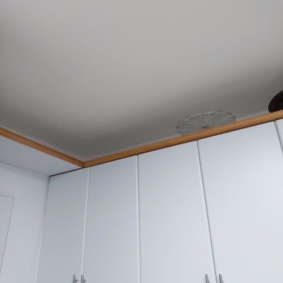 ארונות מטבח לבנים עם ידיות מתכת