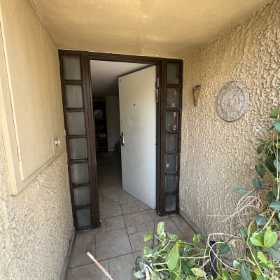 כניסה לבית עם קיר צבוע ותקרה מתקלפת