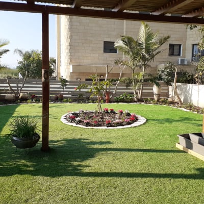 גינה עם דשא, ערוגת פרחים ועציצים