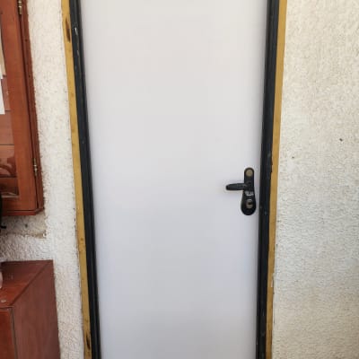 דלת לבנה עם מסגרת שחורה וידית שחורה