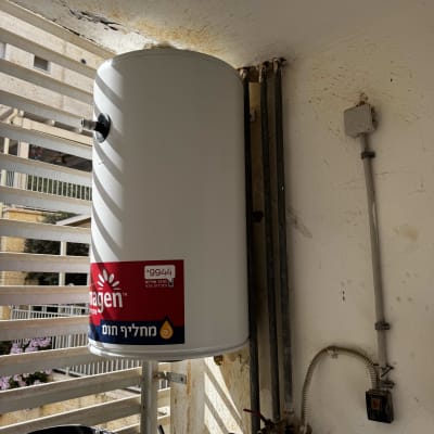 דוד שמש מותקן על קיר עם צנרת וחיבורים