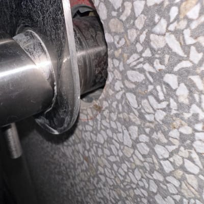 חיבור צינור מתכת בקיר עם אריחים