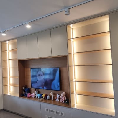 ארון עץ עם מדפים מוארים ותאורה עליונה