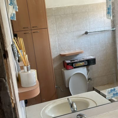 מראה עם כיור בחדר אמבטיה