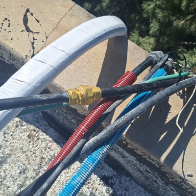 צינורות צבעוניים מחוברים לדוד שמש על גג