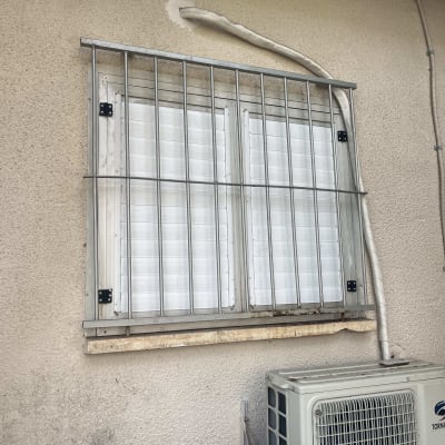 תריסים עם סורגים על קיר חיצוני