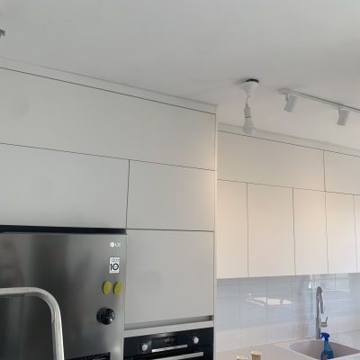 ארונות מטבח לבנים עם כיור וברז