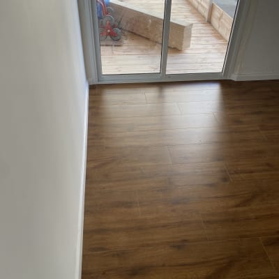 רצפת פרקט עץ חום בחדר עם חלון זכוכית