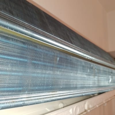 יחידת מיזוג אוויר עם צלעות קירור מתכתיות