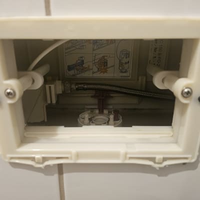 תמונה של מערכת אינסטלציה בקיר