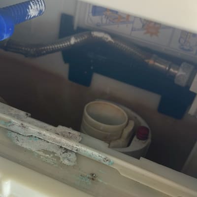 חלקים פנימיים של מיכל הדחה בשירותים